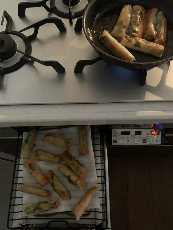 春巻きを揚げる様子