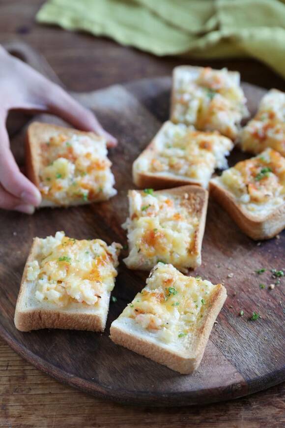 ひとくちエビチートーストを持つ様子