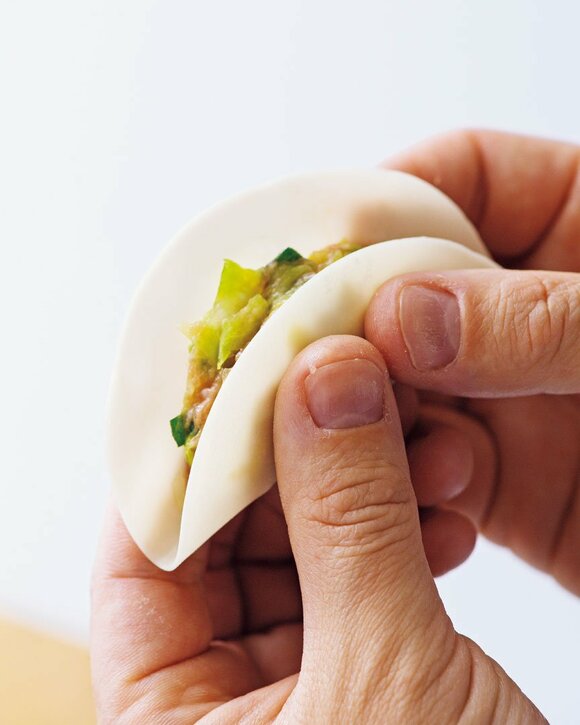 餃子の皮を包む