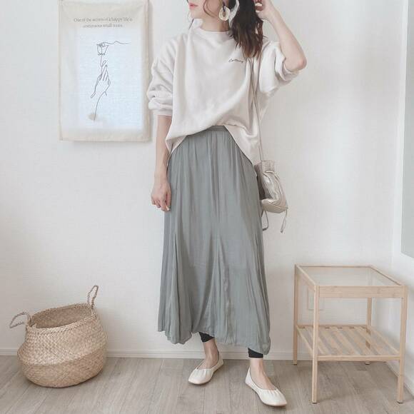 カラースカートを主役にしたコーデ