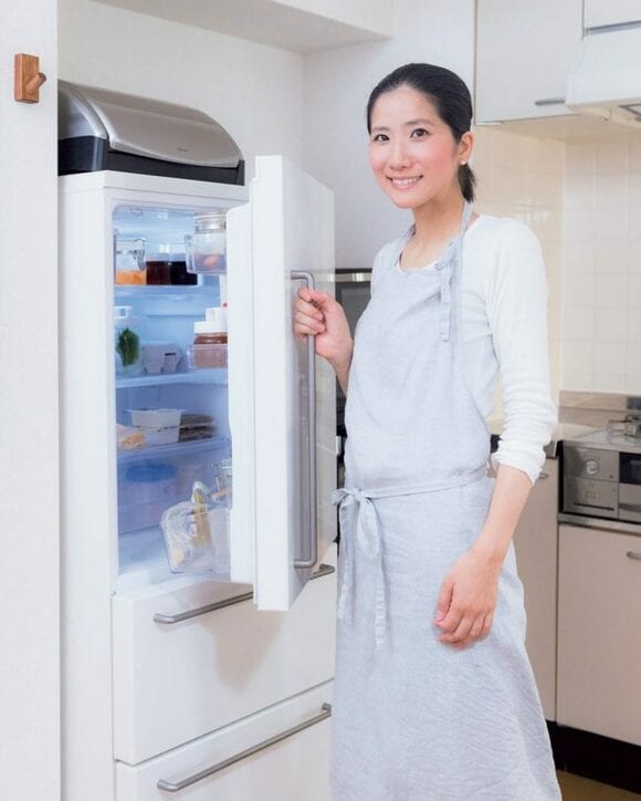 女性と冷蔵庫
