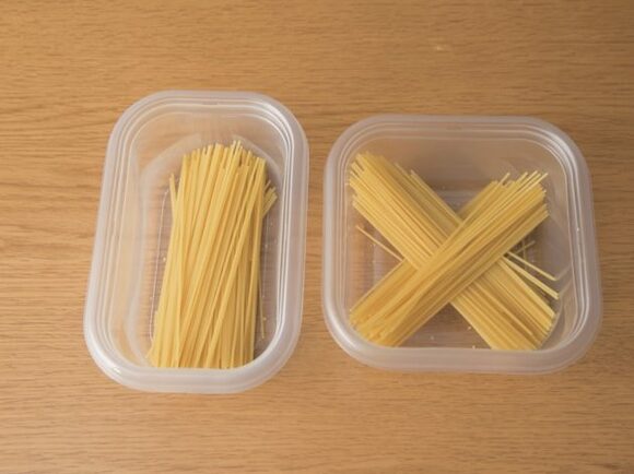 正方形の容器の場合は、写真右のように入れる。