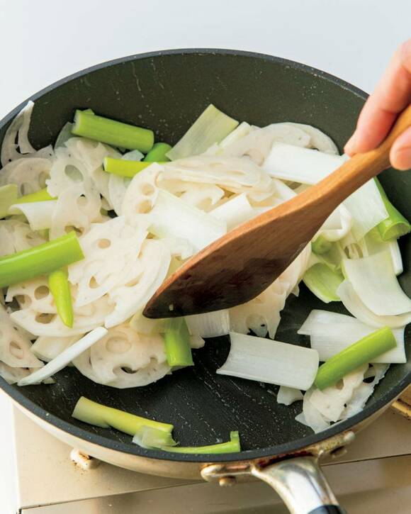 野菜をフライパンで炒める様子