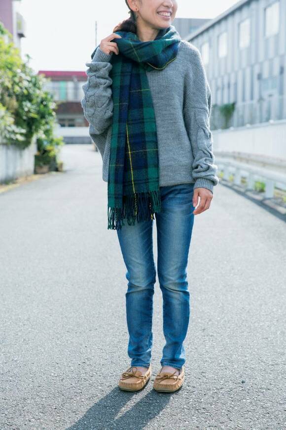 ニットとデニムにストールをあわせたコーディネート