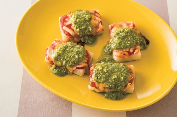 バジルソース乗せたお持ち黄色のお皿に