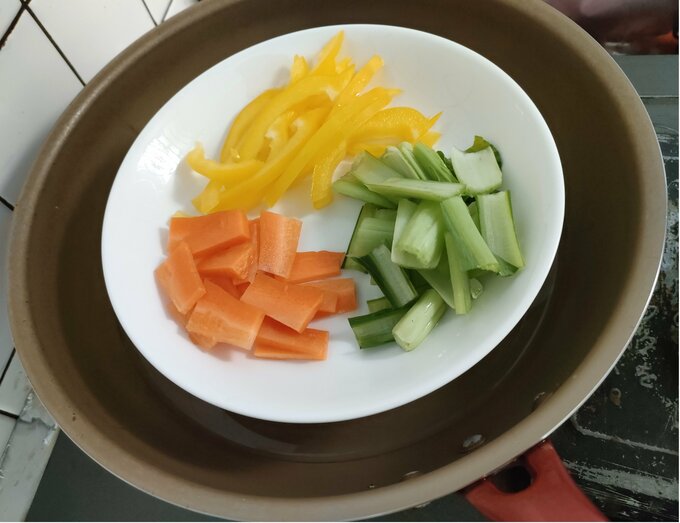 蒸し器に野菜を投入