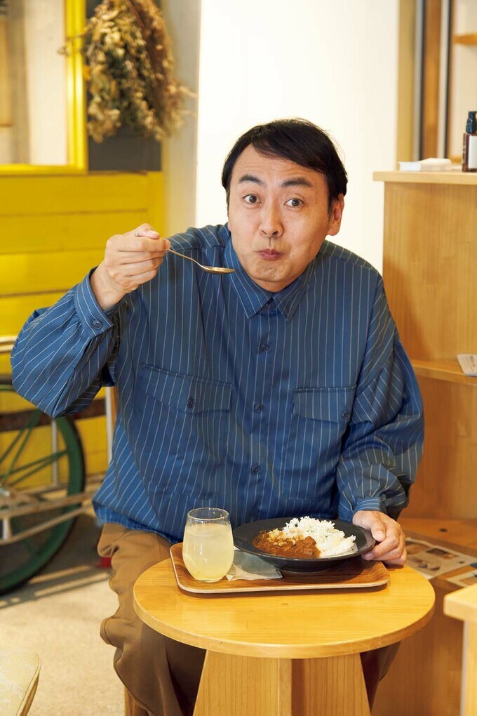 ほぼ日のカレーを食べる田中さん