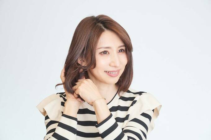 ワックスを髪になじませている女性