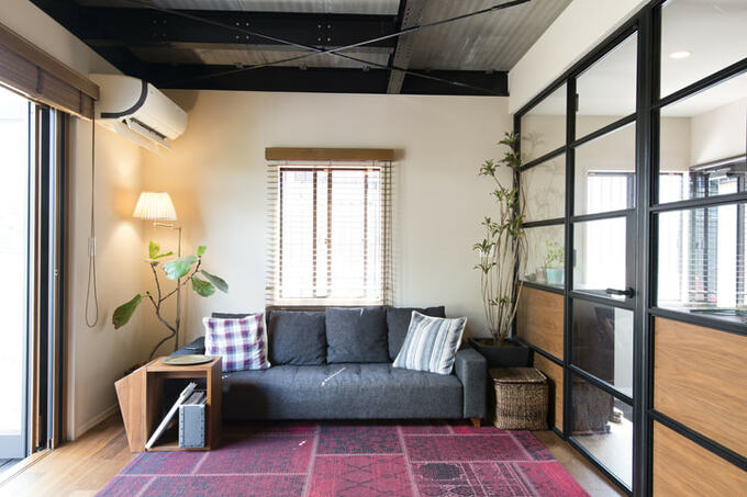 やわらかい陽の当たるリビング