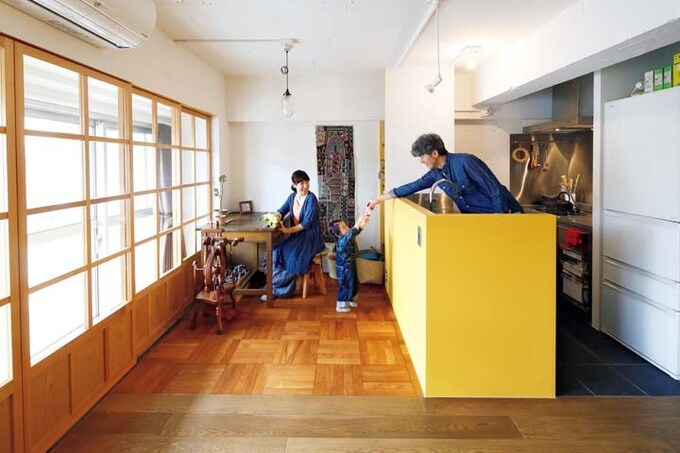 明るいイエローと木製建具が目を引くキッチン&アトリエ