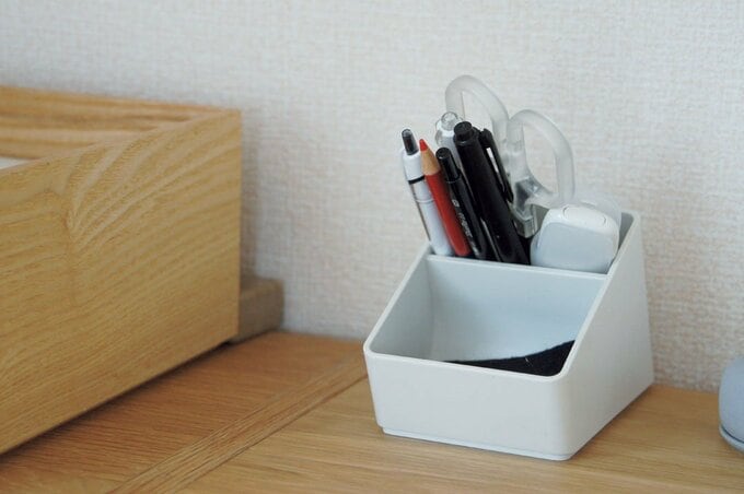 ペンスタンドにペンなど
