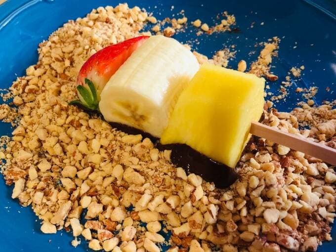 チョコレートをつけた串刺しフルーツ