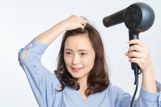 分け目をかわかす様子