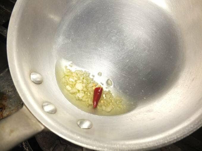 みじん切りにしたニンニクと鷹の爪