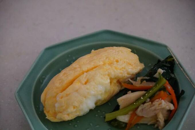 お皿に盛り付けたオムレツ