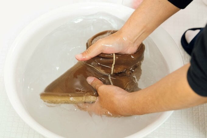 ブーツに手を入れて洗う