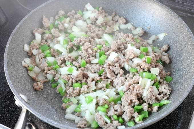 フライパンにタマネギとピーマン