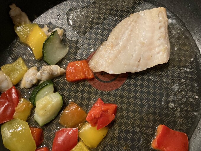 白身魚を再度裏返してソースを加え