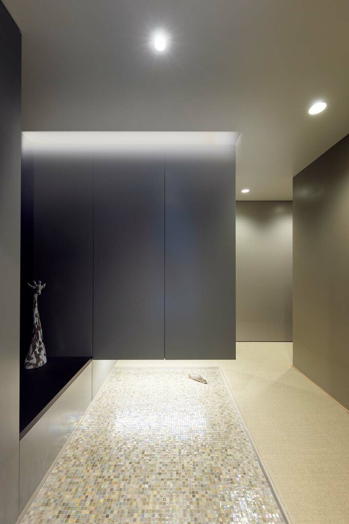 足元を浮かせたゲタ箱