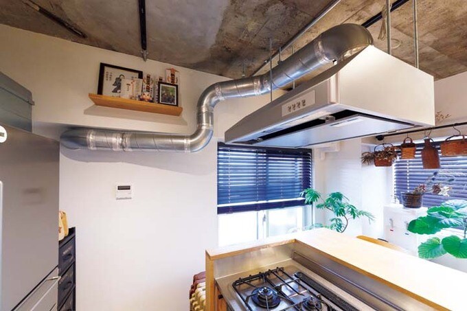 躯体現しとむき出しのダクトでインダストリアルな雰囲気に仕上げたキッチン