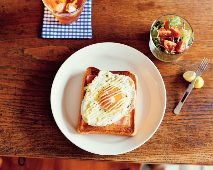 目玉焼きをのせたトーストと野菜