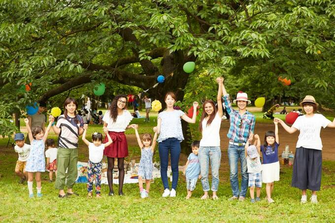 大人と子どもが手をつなぐ様子