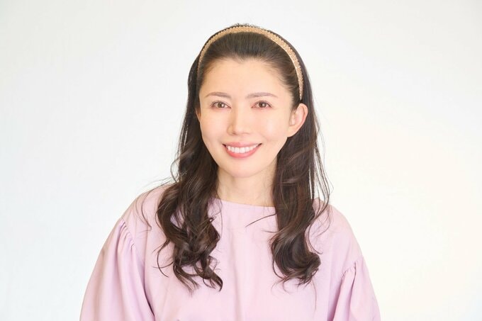 カチューシャをつけた女性