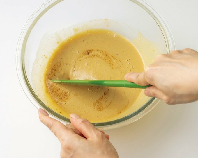 溶き卵と黒糖を混ぜる様子