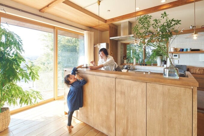 リビングと対面するアイランドキッチン