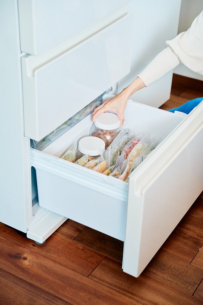 冷凍室から取り出す様子