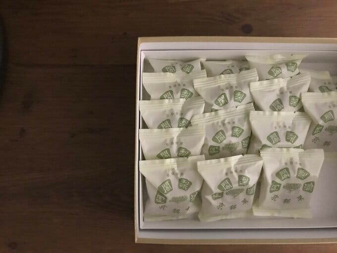 阿闍梨餅箱売り