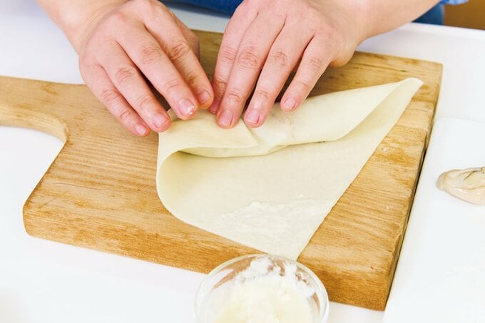 春巻きの右側をたたむ