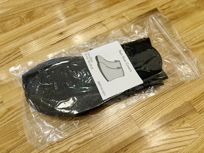 「レインシューズカバー」(550円)、適応サイズ:22~23cm(US4-5、EU34-35)、レインシューズカバーの底面:26cm、材質:本体:塩化ビニル樹脂、底面:塩化ビニル樹脂、カラー:ブラック