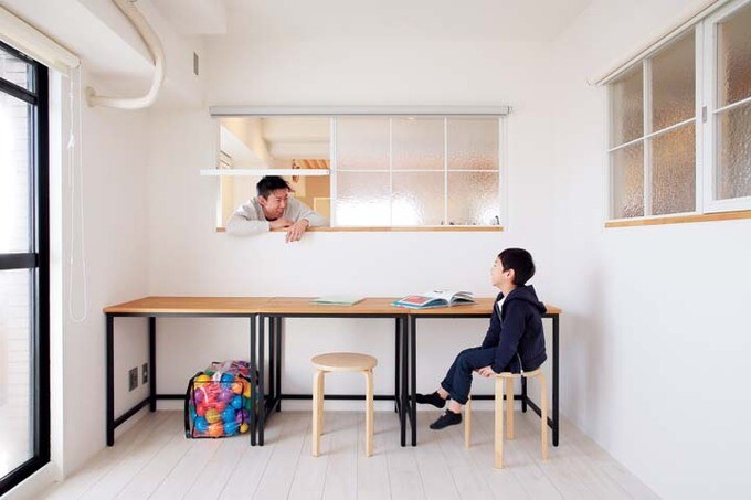 室内窓から光が届く子ども室