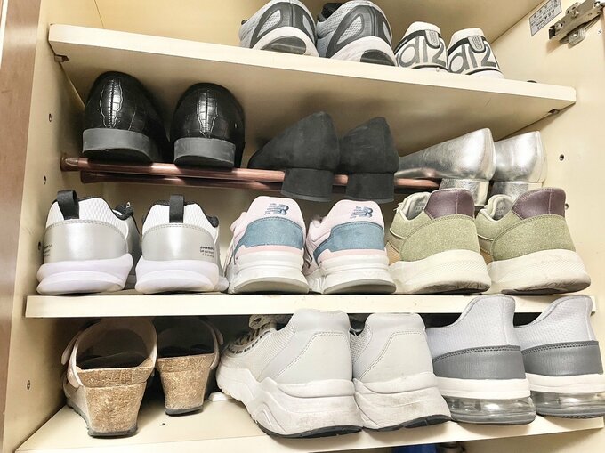 靴箱でのつっぱり棒の用例