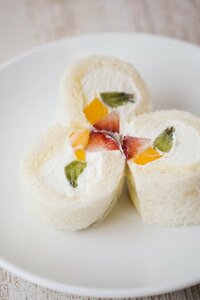 簡単フルーツロールサンドでおもてなし