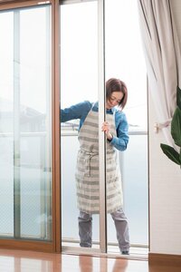 網戸を戻して滑りを確認する