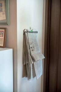 学校の課題用の新聞の切り抜きはピンフックにかけて