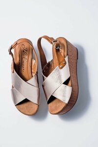 ロングスカート×ガウンのIラインコーデにボリューム感のある足元を