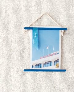 木製マドラーでポストカードを壁かけに