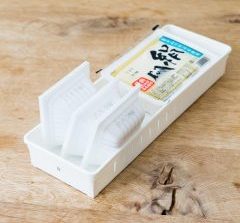 納豆は買ったらすぐ帯を外す