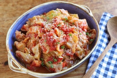 春キャベツと豚肉のトマト煮。甘みをたっぷり味わえ、おつまみにも最適