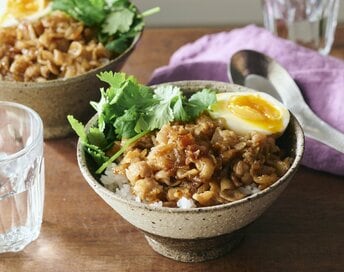 山本ゆりさんの「ルーロー飯風どんぶり」レシピ。薄切り肉を使ってお手軽に　