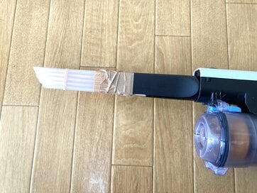 見落としがちな「すき間」掃除はストローで解消！玄関や車、サッシレールにも使える