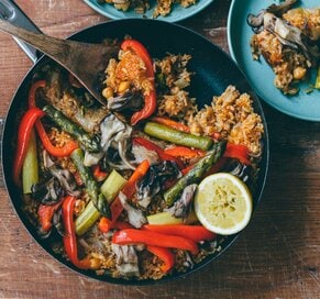 減塩でおいしい「野菜きのこパエリア」。にんにくのうま味がたっぷり