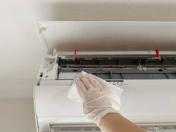 シーズン前だけでなく「エアコン掃除」は定期的に行って節電。家庭にあるアイテムでOK