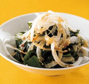 新タマネギは買ったらまとめてスライスを。保存のコツと簡単副菜レシピ