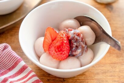 簡単「イチゴ練乳白玉」レシピ。ほんのりピンク色がかわいい季節のおやつ