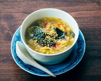 寒い日にぴったりの「とろとろ白菜とワカメの春雨スープ」。白菜が甘くてやわらか