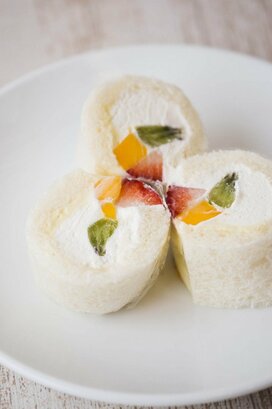 人気店が教える美しいフルーツロールサンドのつくり方。ラップを使えば超簡単！